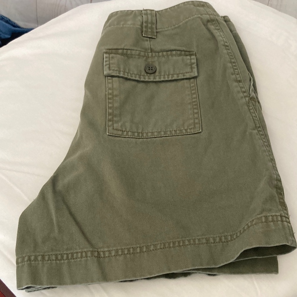 Gap Size 4  Khaki Shorts Big Front Pockets